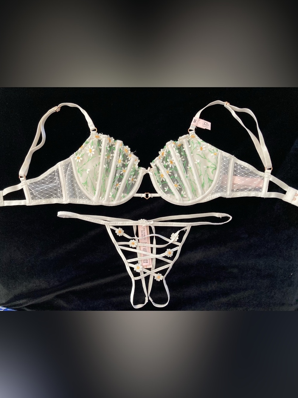 VICTORIA'S SECRET Dream Angels DAISY CHAIN Bra V-String Panty Set White 32D NWT
